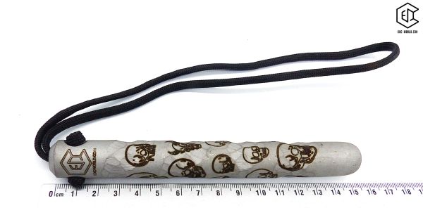 Handgeschmiedeter Kubotan HC-22-2 Unikat (Custom Made) von vorne auf weißem Hintergrund. Seriennummer SN sichtbar, Totenkopf-Gravur, schwarzer Paracord-Fangriemen, 3 Bohrungen. GPSR: Chargennummer/Hersteller SN für Rückverfolgbarkeit. Nur als Grifffestige